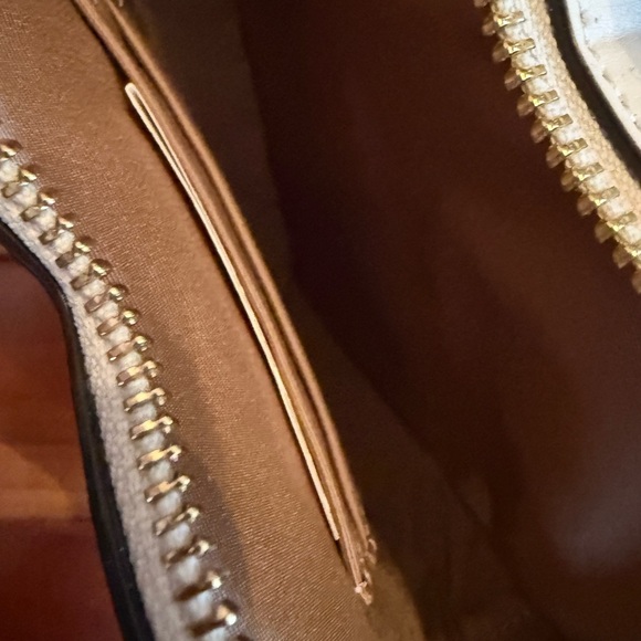 Coach Heart Crossbody In Signature Canvas With Heart Print CP021 - Picture 11 of 12